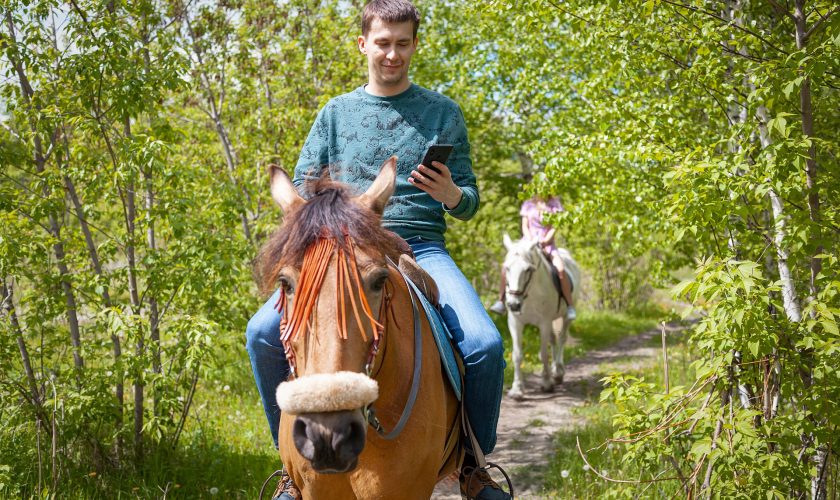 călăreț care vorbea la mobil