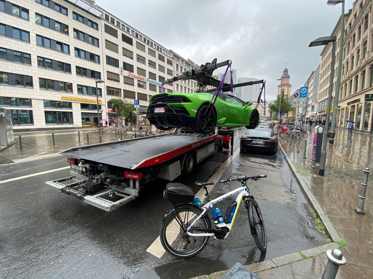 Motivul incredibil pentru care acest Lamborghini Huracan a fost ridicat de Poliție - FOTO