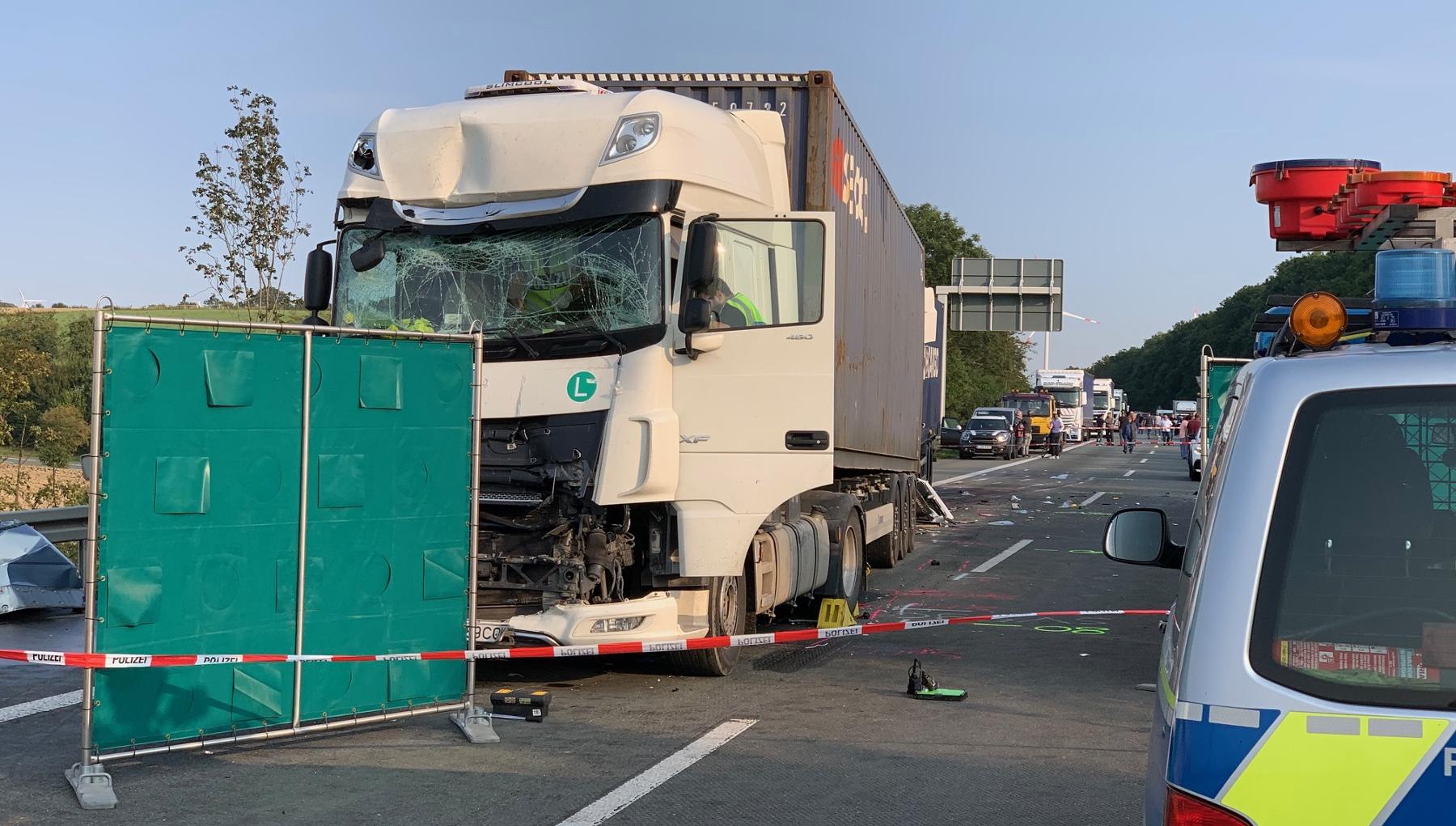 Patru români şi-au pierdut viaţa în Germania. Mașina în care se aflau a fost strivită între două TIR-uri - FOTO