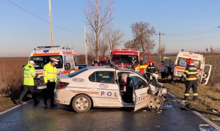 O autospecială de poliție și o ambulanță s-au ciocnit în prima zi din 2021. Ambele autospeciale erau în misiune - FOTO