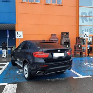 BMW X6 parcat pe locul rezervat persoanelor cu handicap. Reacția șoferului când a fost fotografiat