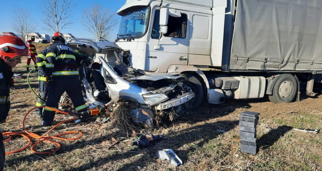 Accident grav pe E85. Un TIR a fost implicat. Trei persoane au murit