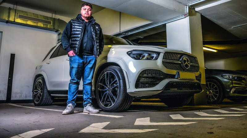 Proprietarul unui Mercedes-Benz s-a trezit cu mașina furată. Dotarea ”vulnerabilă” care le-a dat mână liberă hoților