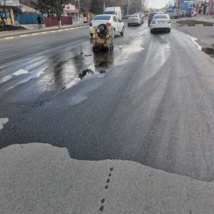 Un bazin din plastic cu 1.000 de litri de motorină s-a răsturnat în Tecuci