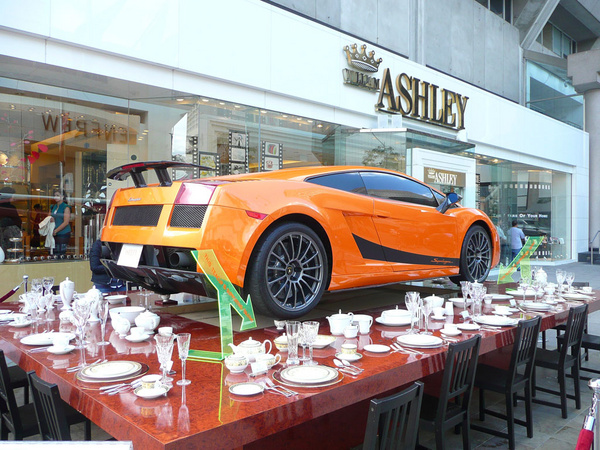 Lamborghini Gallardo la o cană de ceai