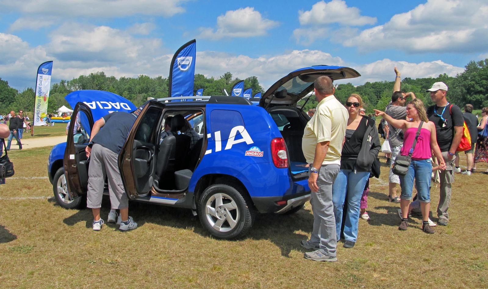 Dacia Duster a suscitat cel mai mare interes la picnicul Dacia