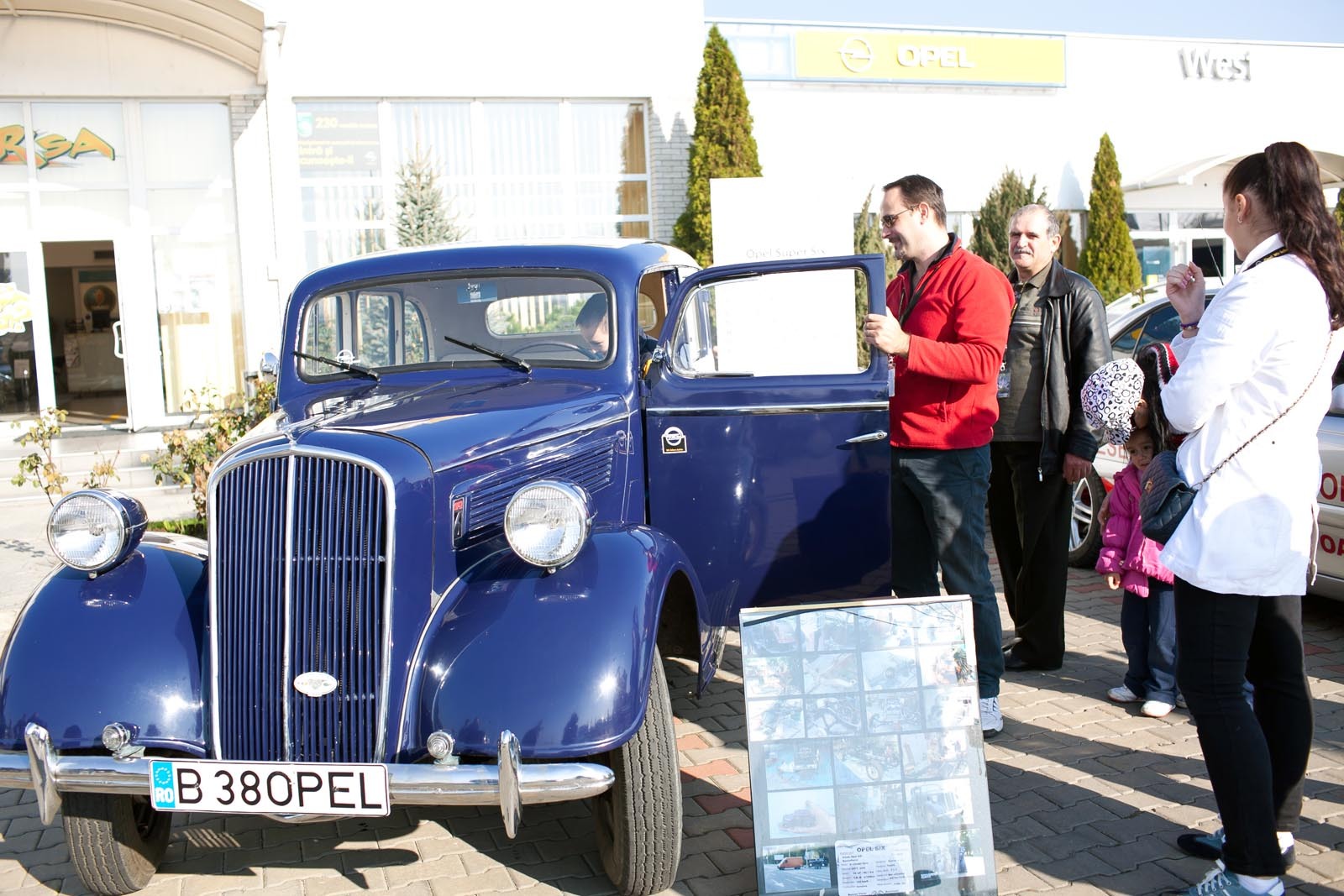 Cine nu are batrani, sa-si cumpere: Opel Super Six, un adevarat magnet pentru fani, restaurat de Viorel Burcea