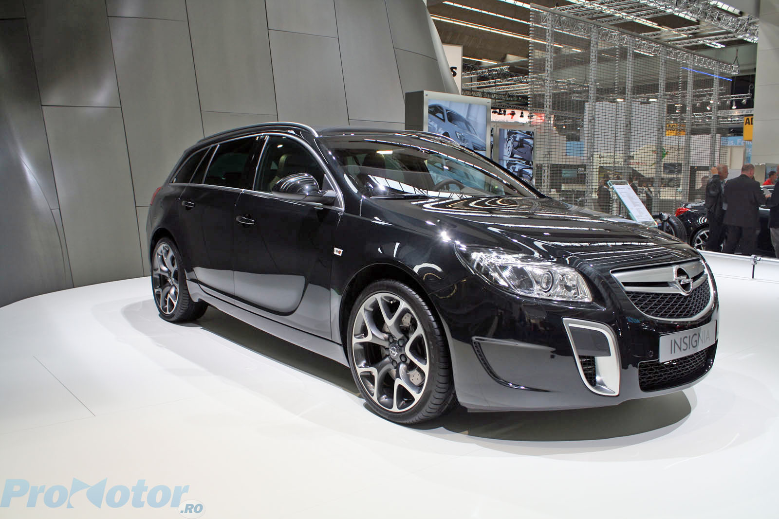 Opel Insignia OPC la Frankfurt 2009, atat in versiune sedan, cat si in versiune break Sports Tourer