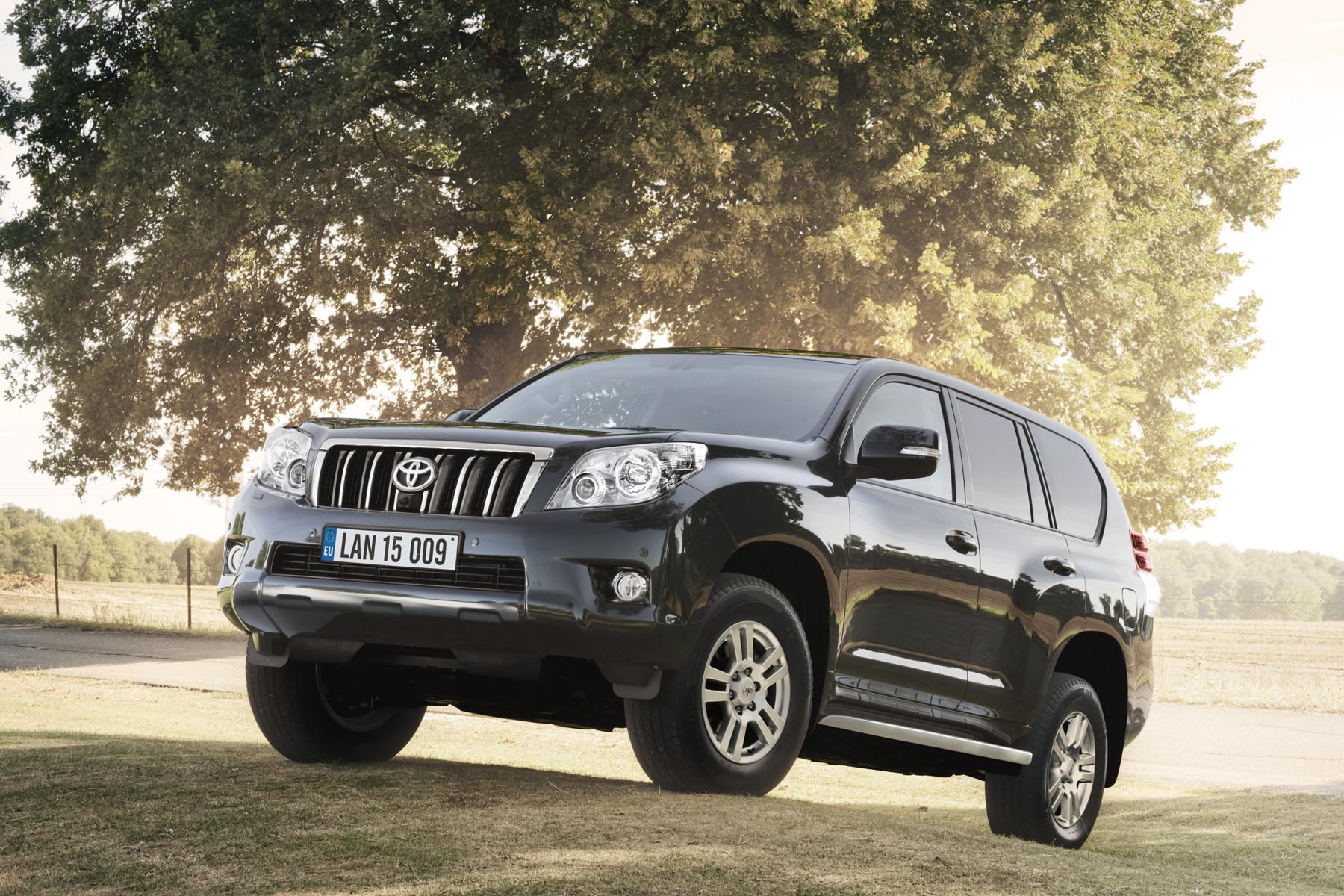 Noua Toyota Land Cruiser 150 are un aspect impunator si luxos