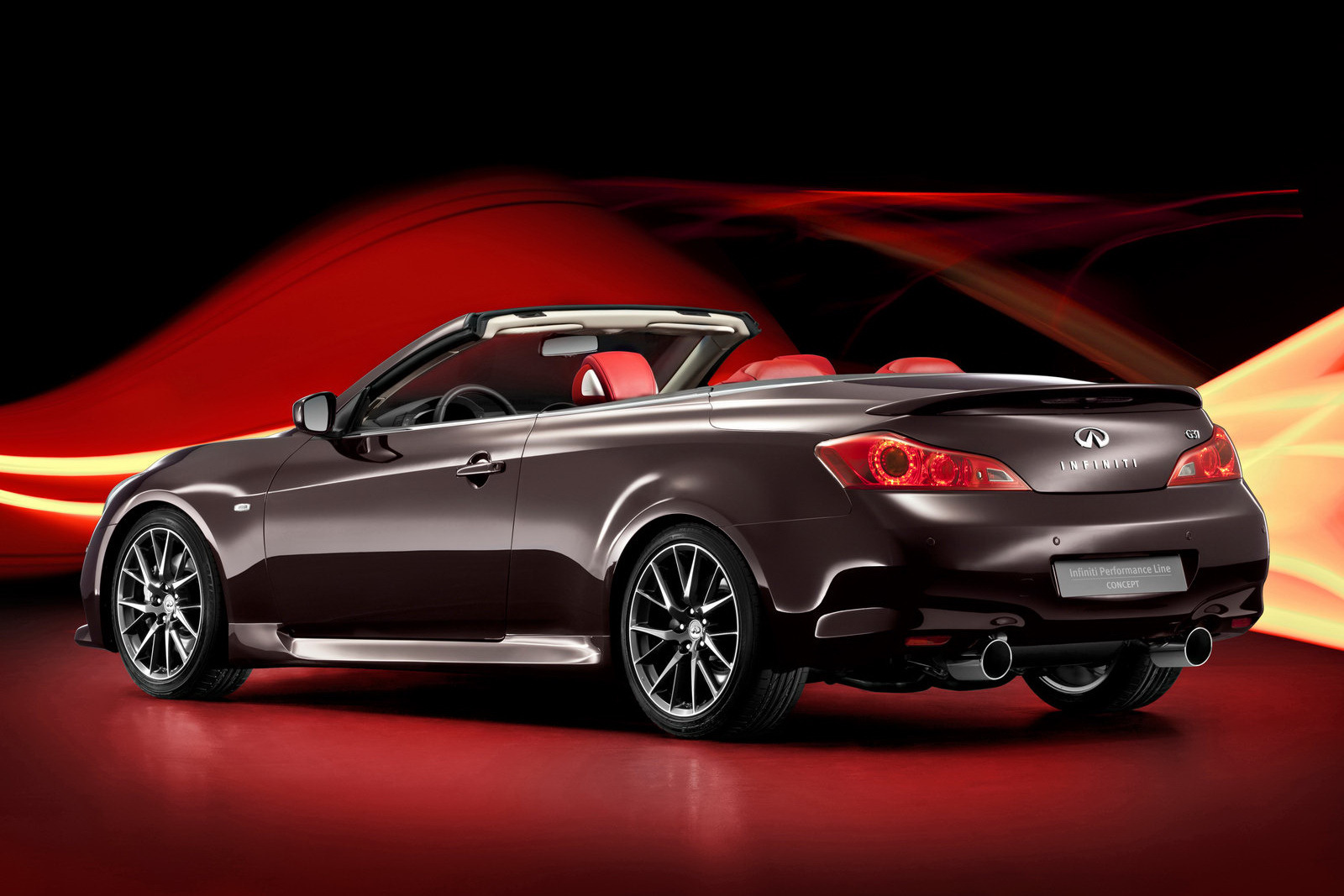 Infiniti G Cabrio IPL are motorul upgradat la 338 CP si 374 Nm, iar 0-100 km/h dureaza mai putin de 6 secunde