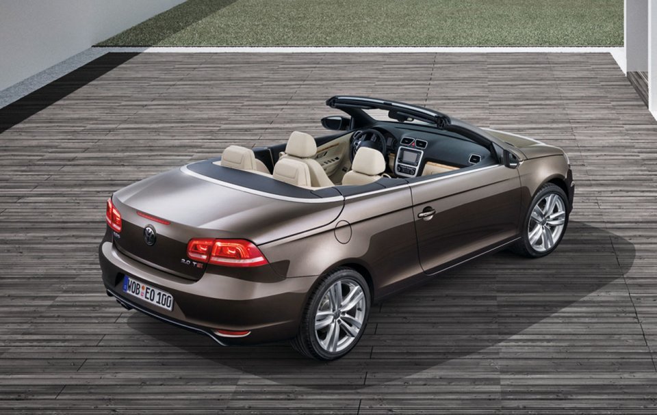 Modificarile estetice pentru Volkswagen Eos facelift se limiteaza la redesenarea blocurilor optice