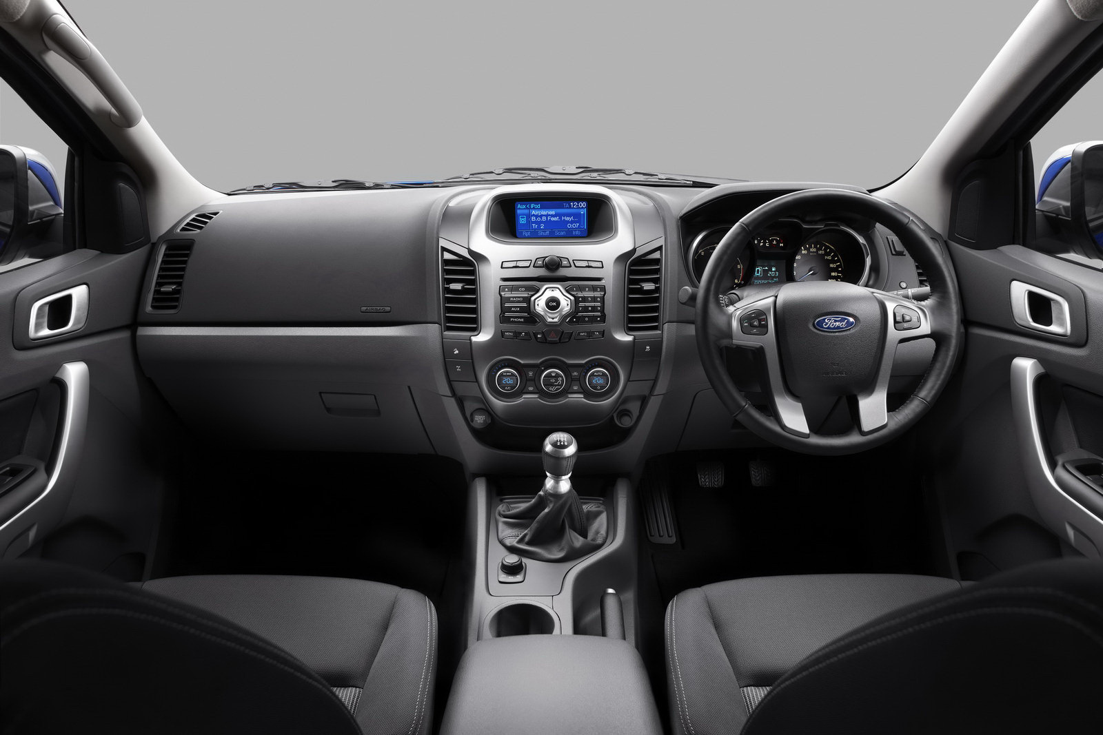 Habitaclul noului Ford Ranger este conceput intr-o maniera mai sobra