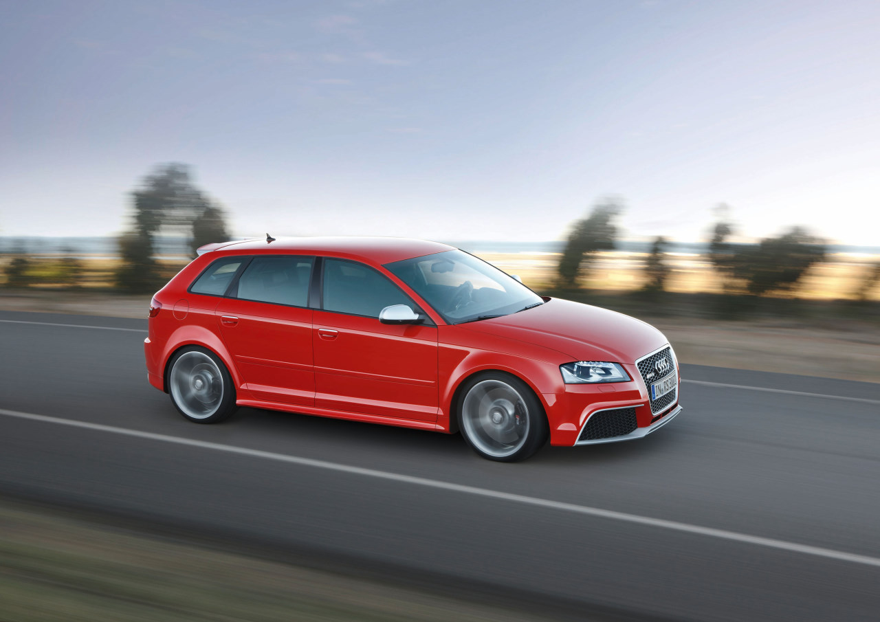 Motorul lui Audi RS3 este preluat de la TT RS: 2,5 litri turbo, 5 cilindri, 340 CP si 450 Nm.