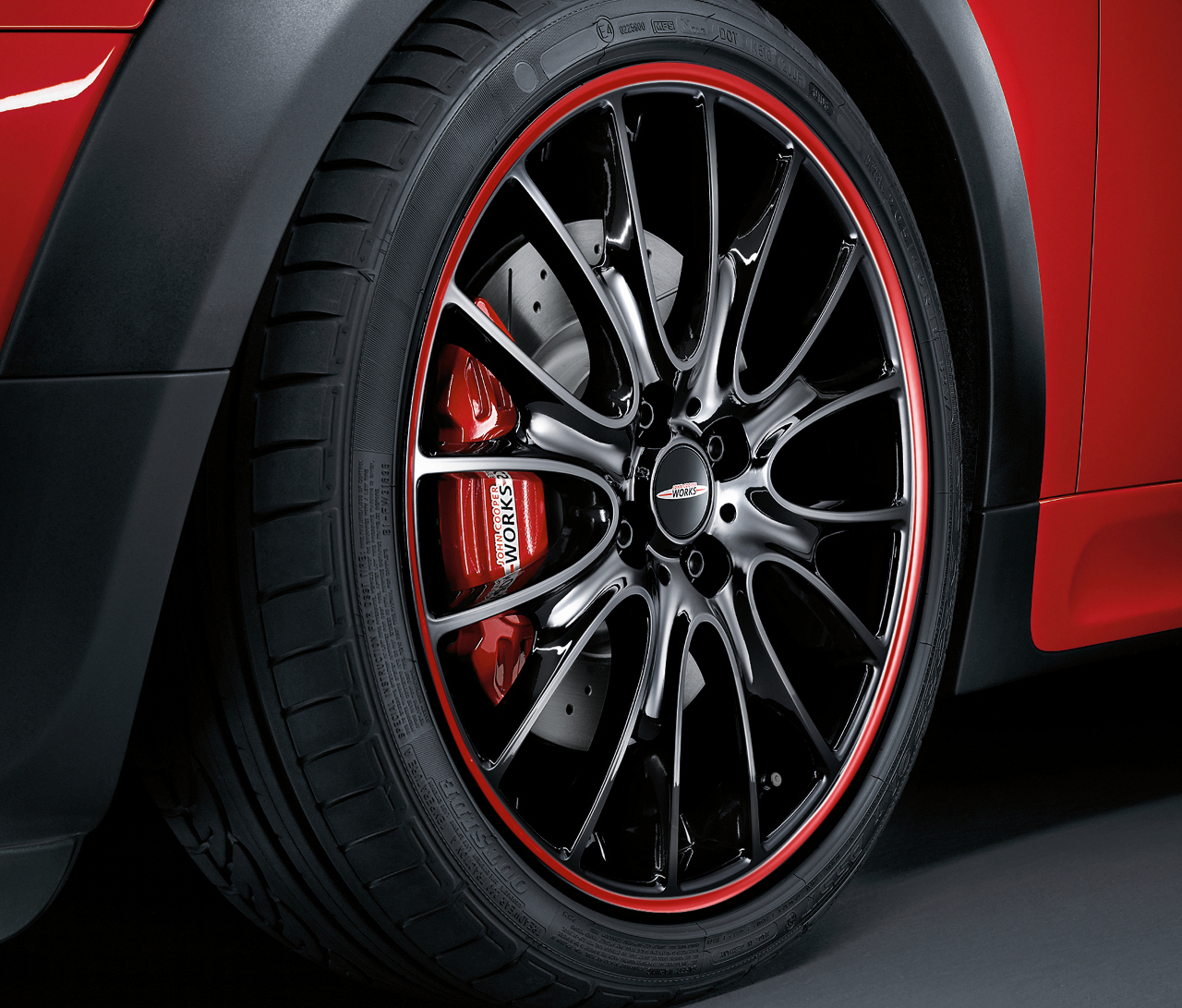 Pachetul de tuning JCW 2011 mai inseamna jante de 18 inch Cross Spoke Red Stripe