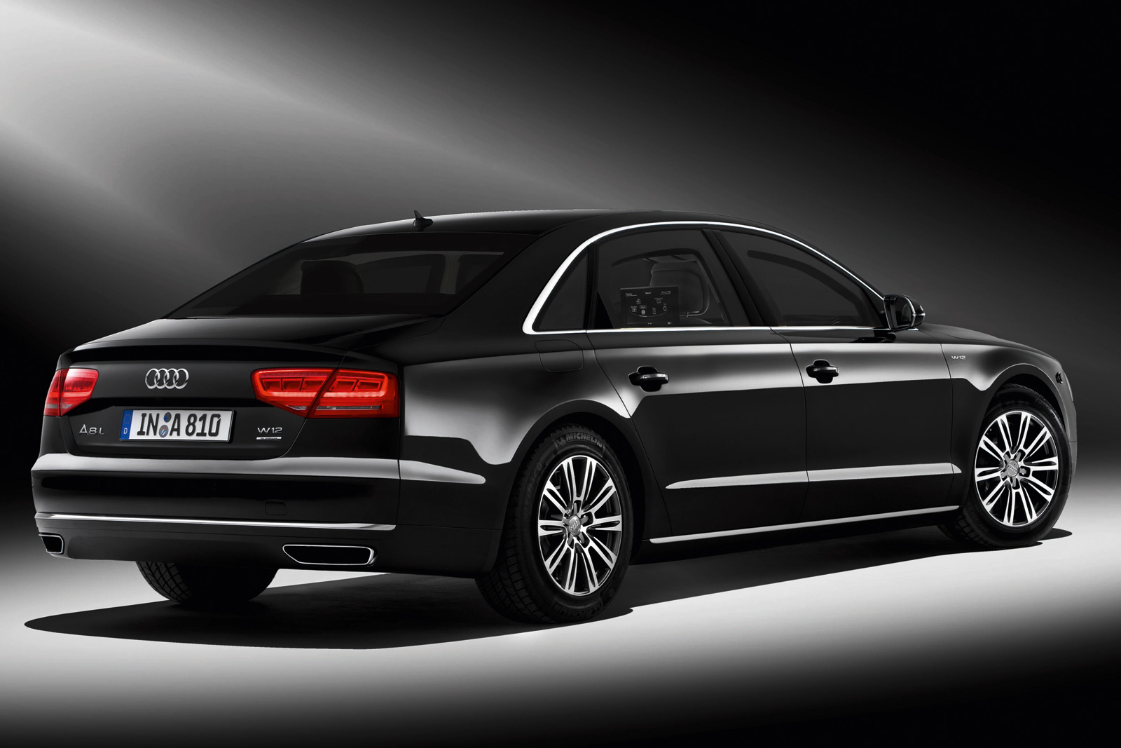 Modificarile pentru blindarea lui Audi A8 L Security inseamna cresterea masei cu 1,3 tone