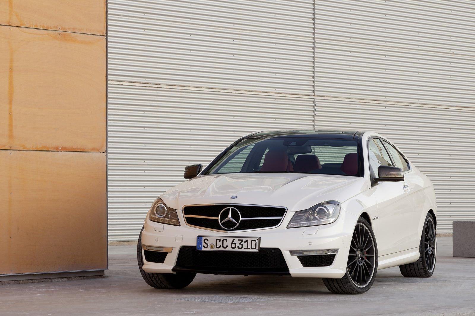 Mercedes-Benz C 63 AMG Coupe - aspect mai agresiv fata de un C-Class Coupe normal