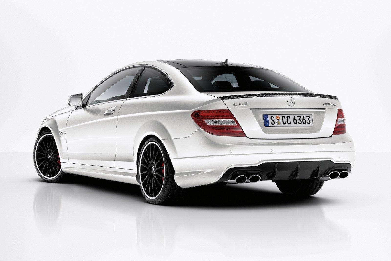 Mercedes C 63 AMG Coupe - spoiler spate cu difuzor integrat si patru evacuari ovale