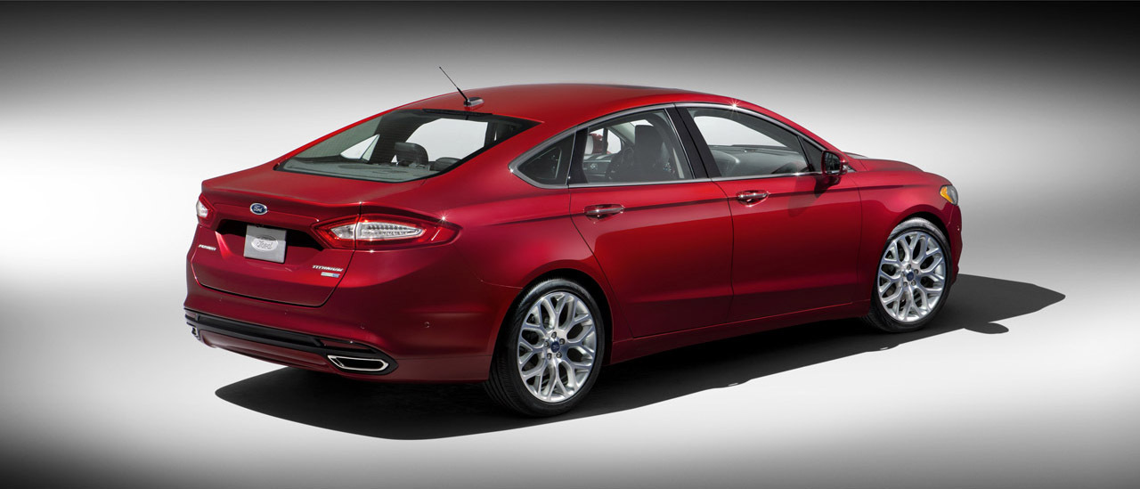 Spatele lui Ford Fusion/Mondeo este dinamic si modern