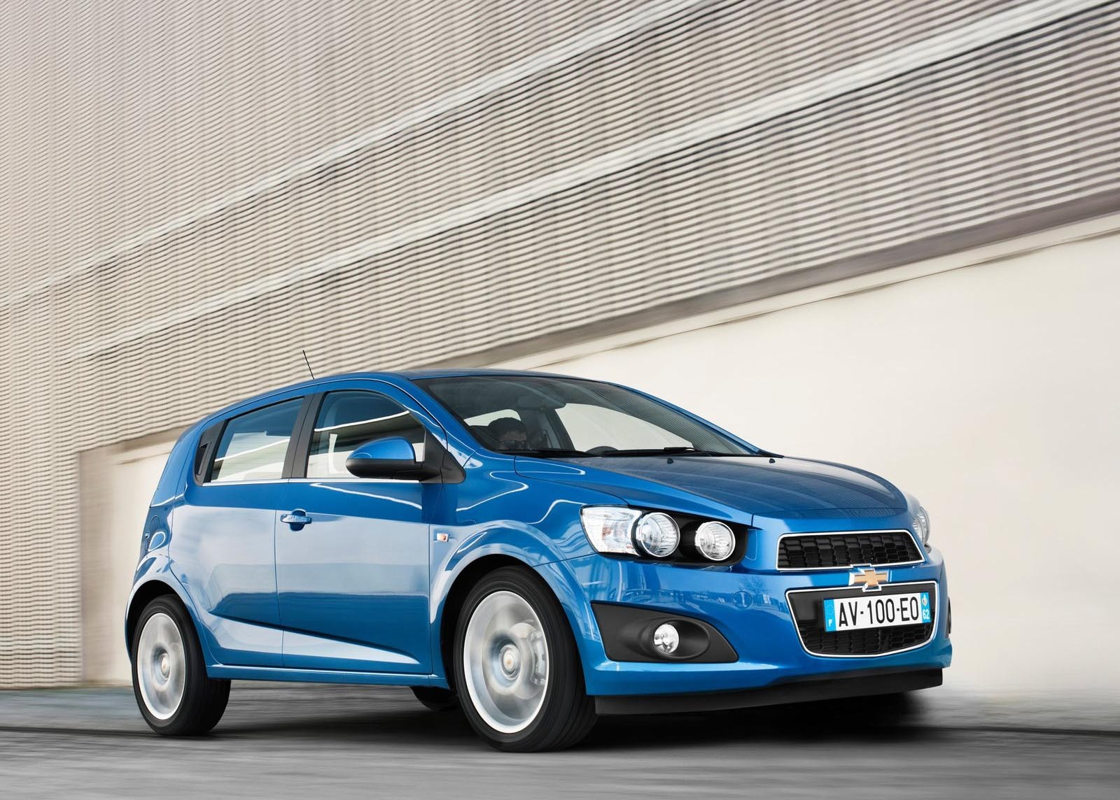 Chevrolet Aveo ofera un pachet de siguranta complet: versiunea 1.4 AT LS costa 13.250 euro