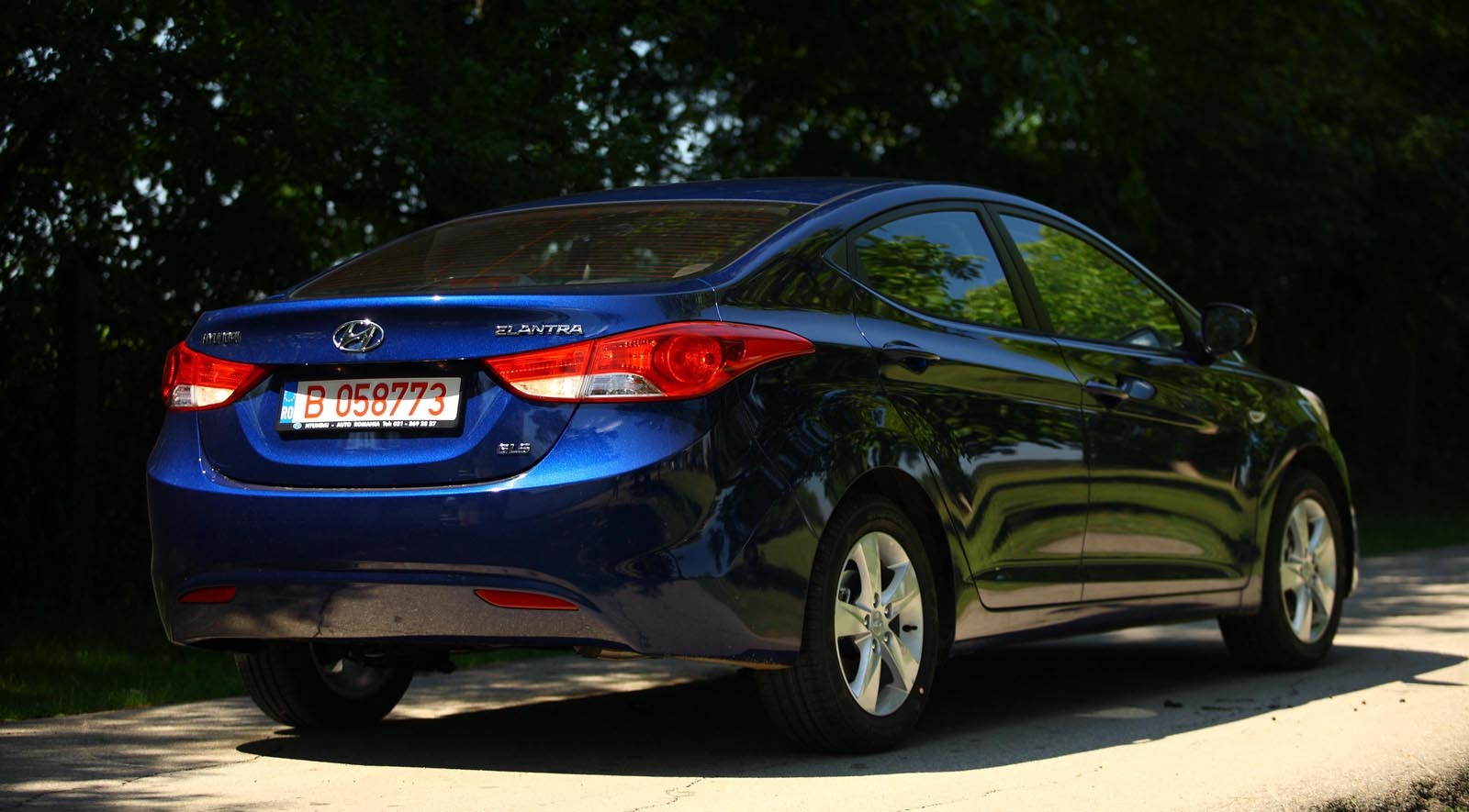 Hyundai Elantra are un aspect foarte reusit, mai ales daca e vopsita intr-o culoare potrivita