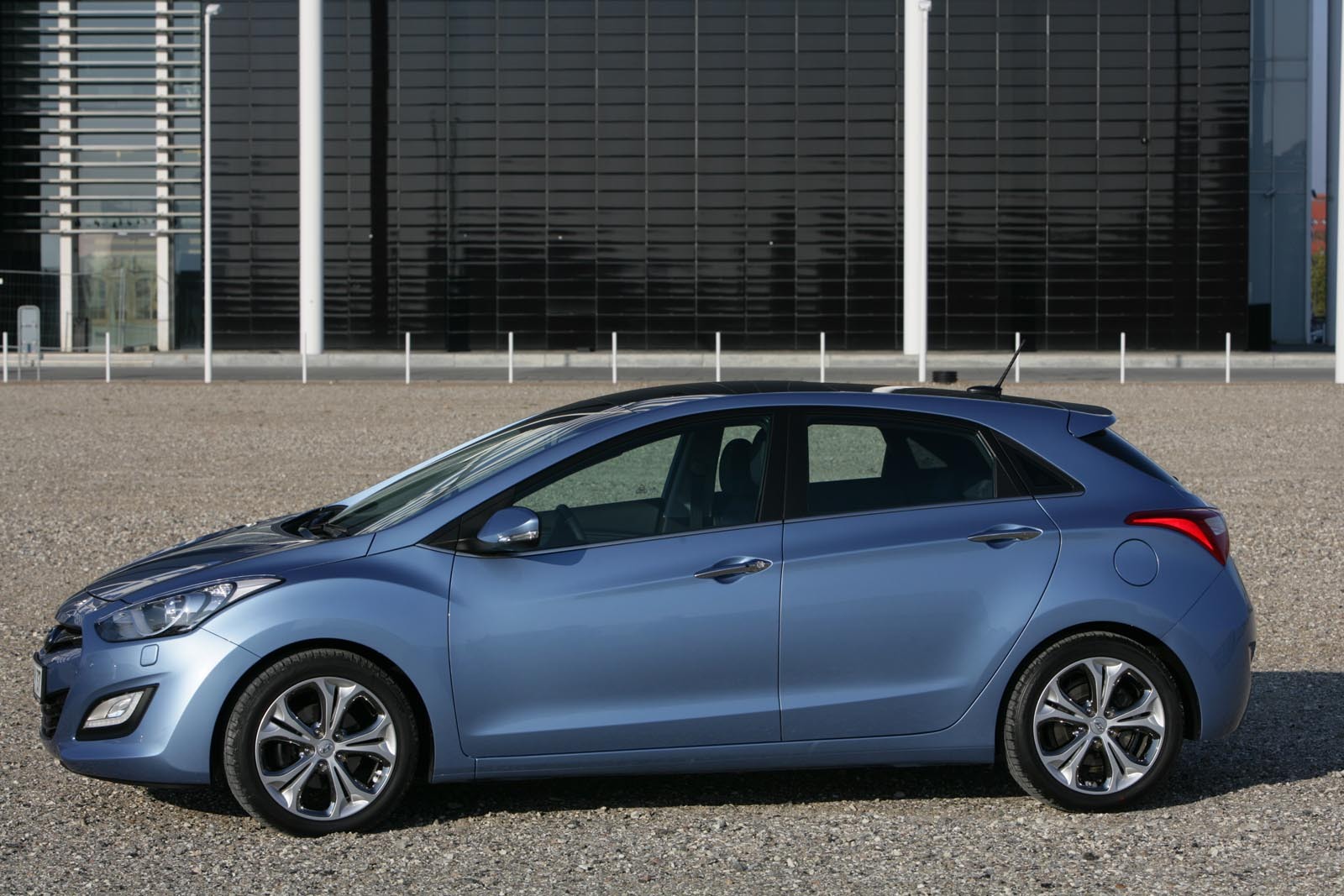 Hyundai i30 are o lungime de 4,3 metri si un ampatament de 2,65 metri