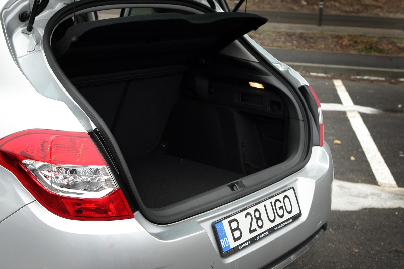 Citroen C4 - portbagaj de 408 litri