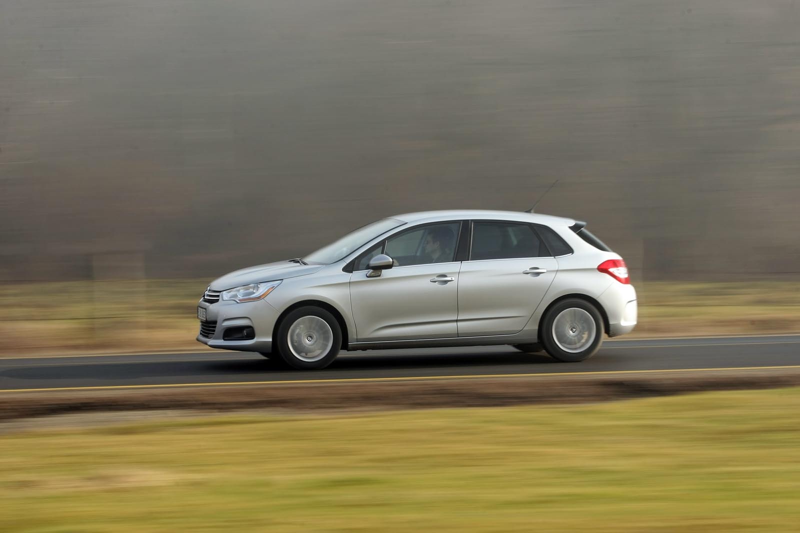 Citroen C4 are o buna tinuta de drum, accentul cazand pe confort