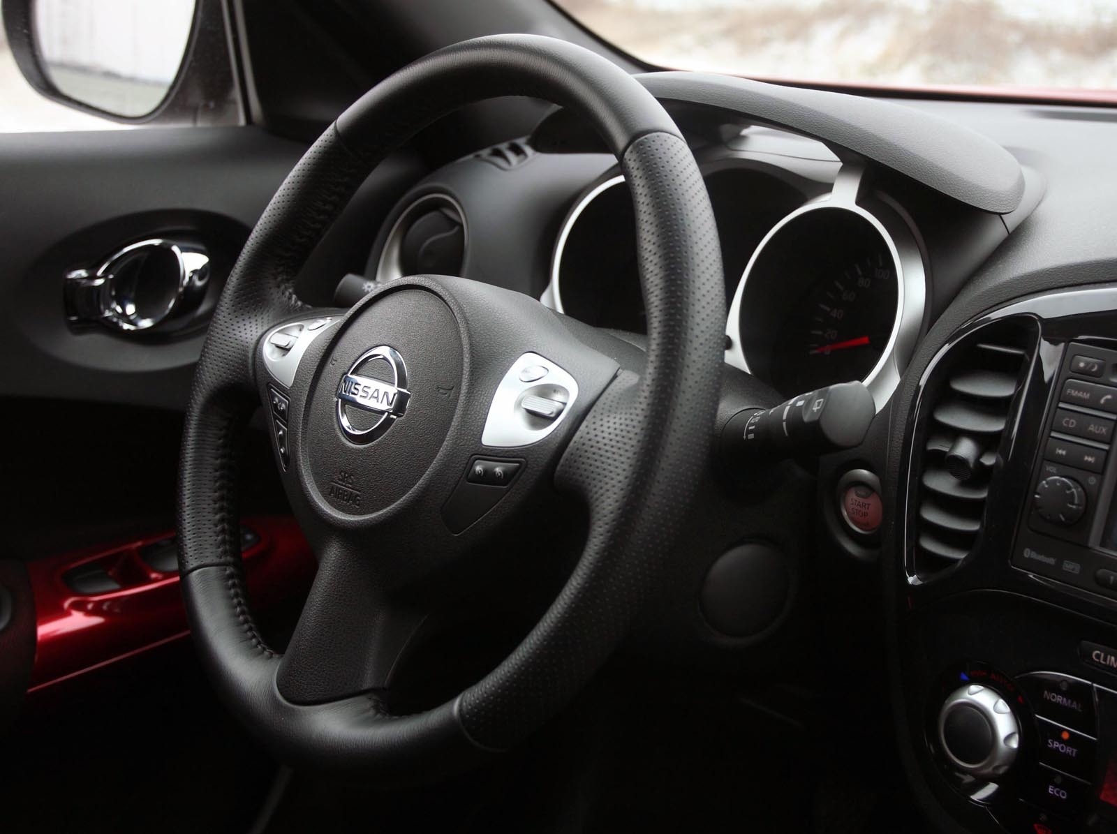 Volanul şi indicatoarele îi conferă lui Nissan Juke o atmosferă sportivă