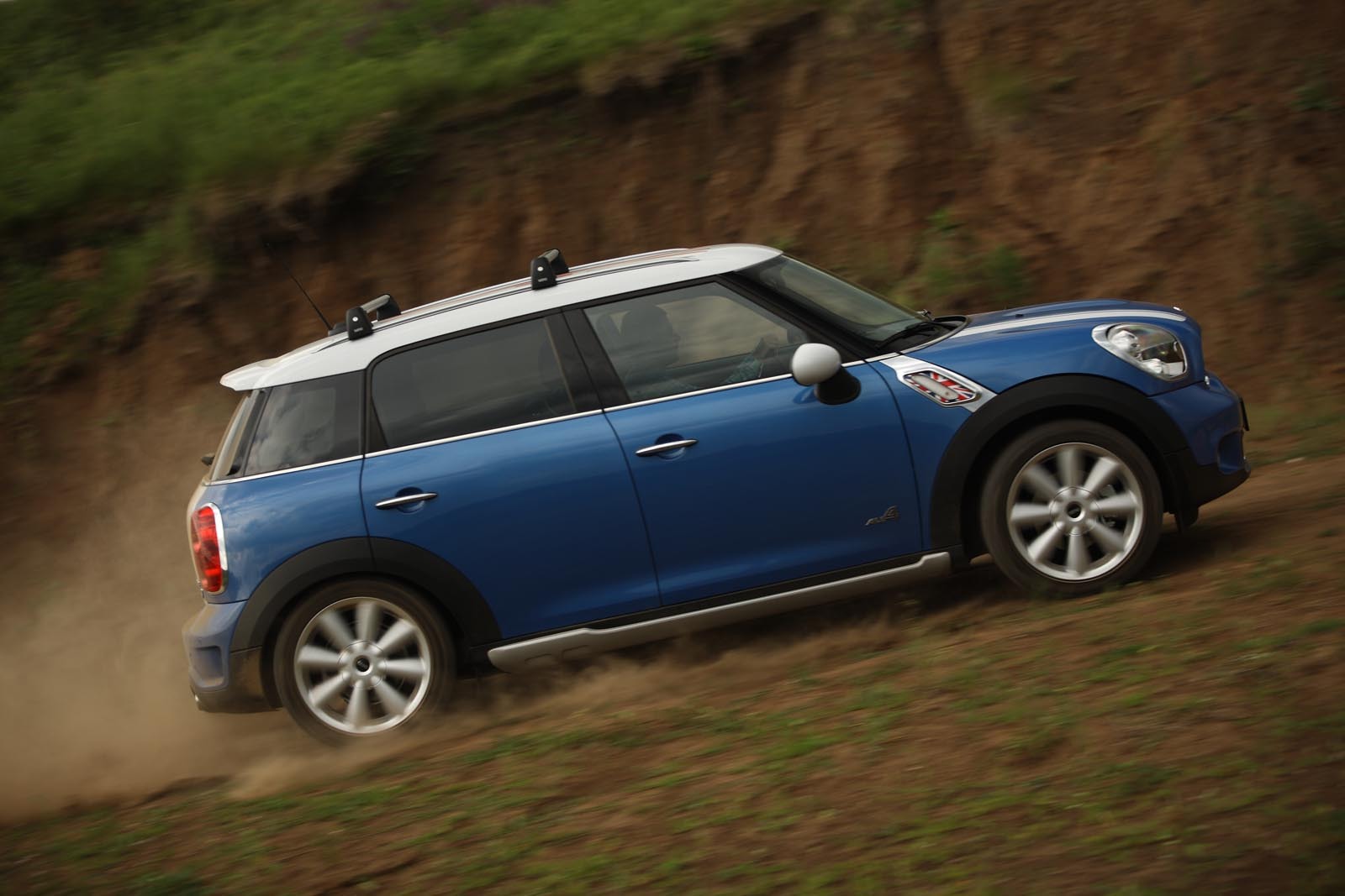 Cu Mini Countryman Cooper SD se poate merge si pe macadam, dar atentie la denivelarile mari