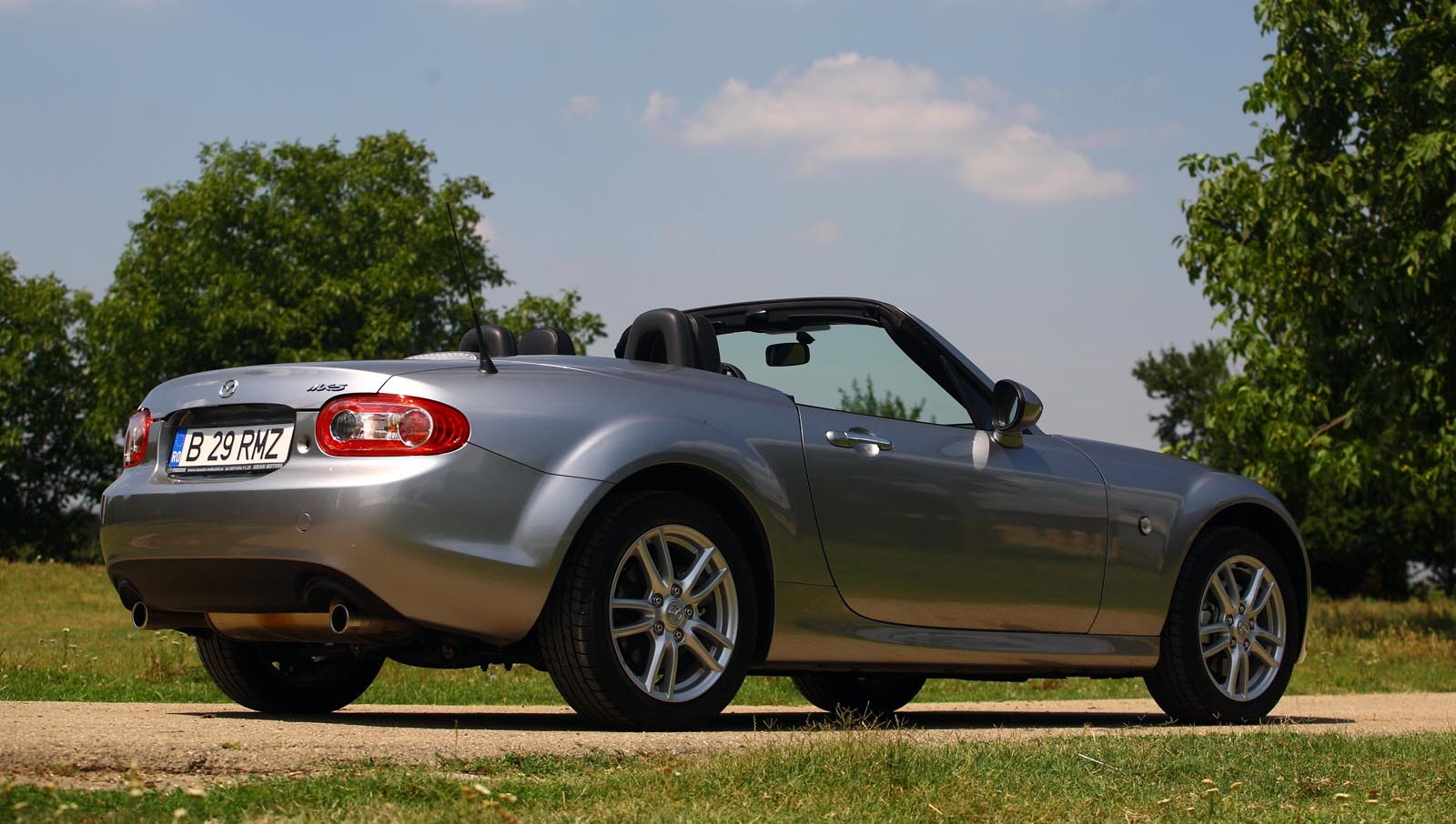 Mazda MX-5 are un stil simplu, dar degaja o puternica simpatie