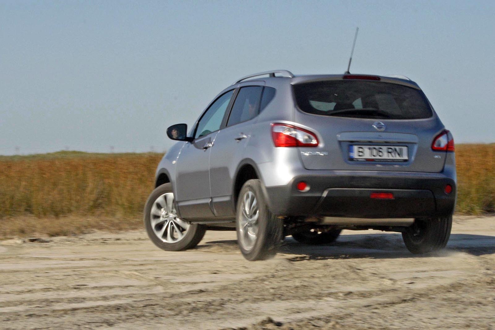 Nissan Qashqai are un ruliu mai mare decat un hatchback compact, dar usor controlabil