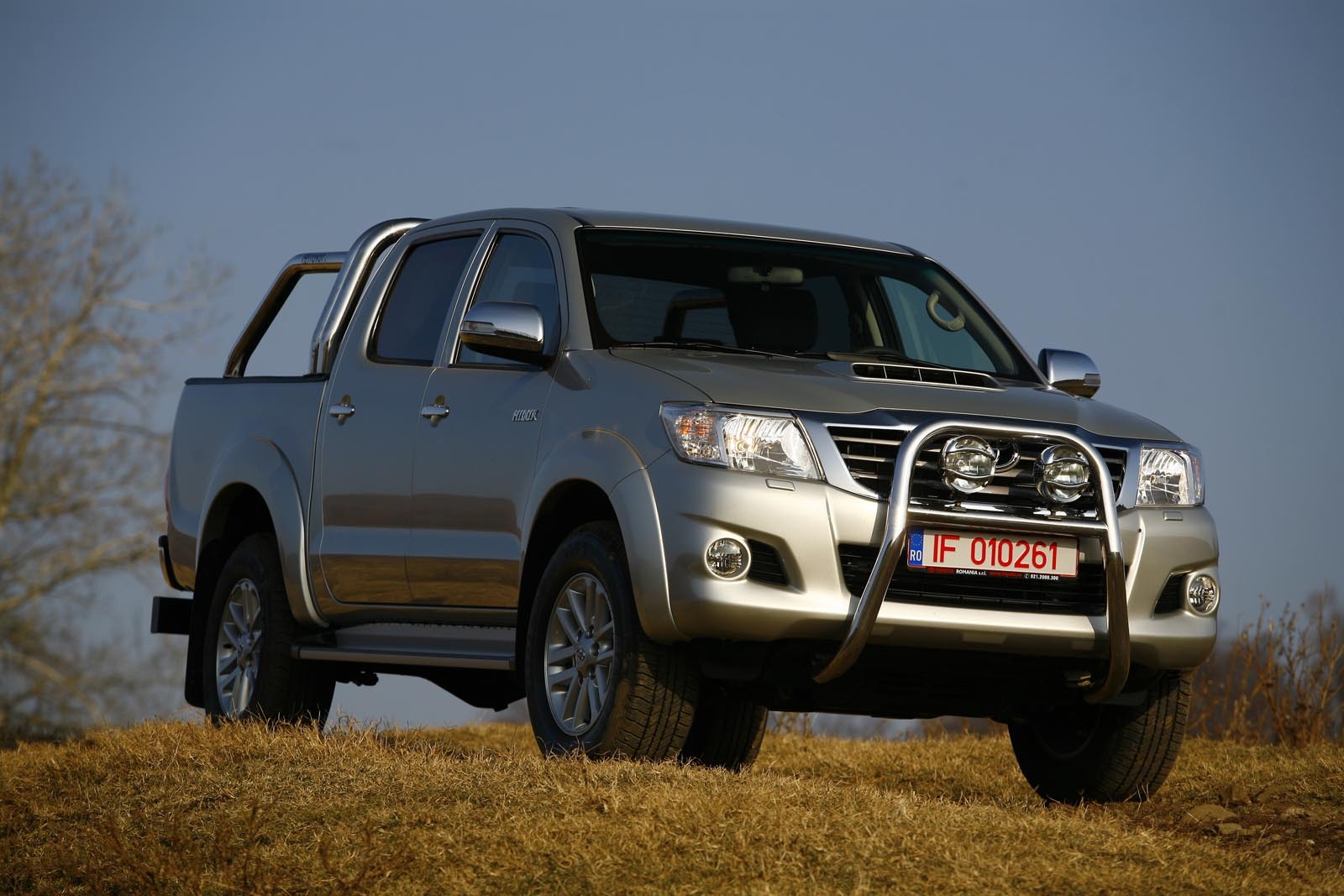 Toyota Hilux facelift arata acum mai luxos, gratie redesenarii farurilor si grilei motorului