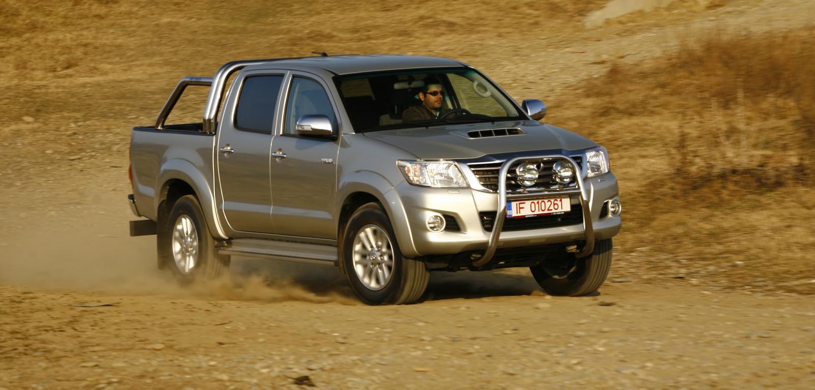 Hilux e ca pestele in apa pe macadam si in offroad, avand o mecanica robusta