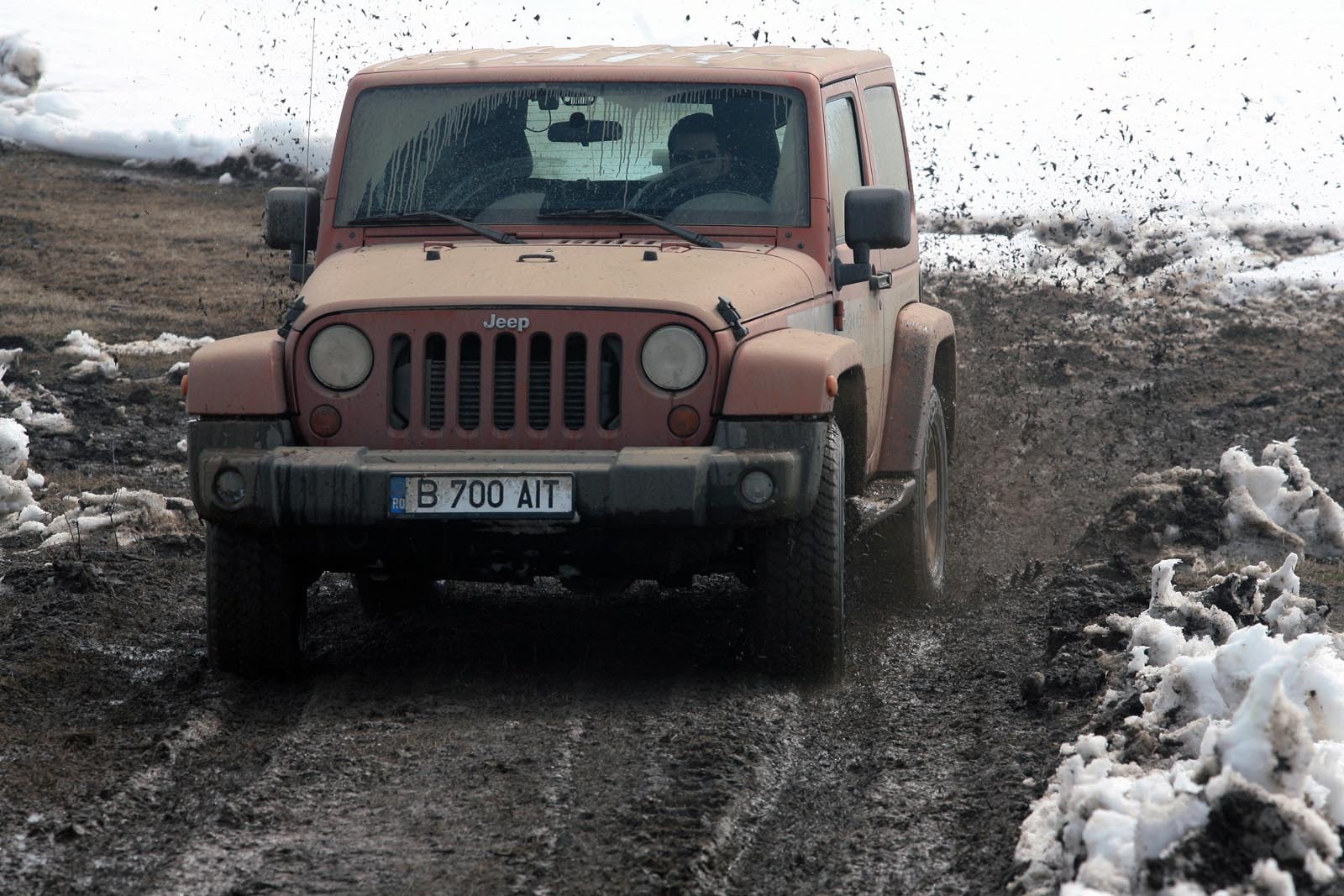 Jeep Wrangler are sasiu separat, reductor si punti rigide