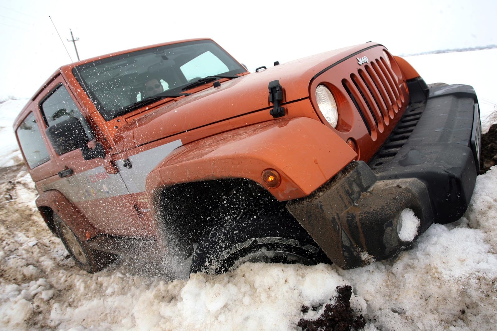 Un Jeep Wrangler nemodificat se preteaza la destule nebunii in offroad mediu