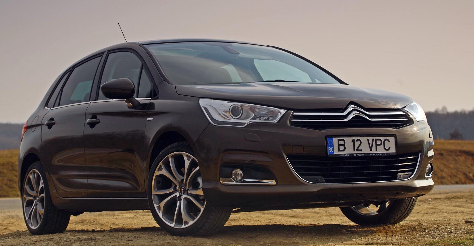 Citroen C4 are un stil sobru, care inspira si forta, si sporivitate. Pare o masina conceputa in... Germania