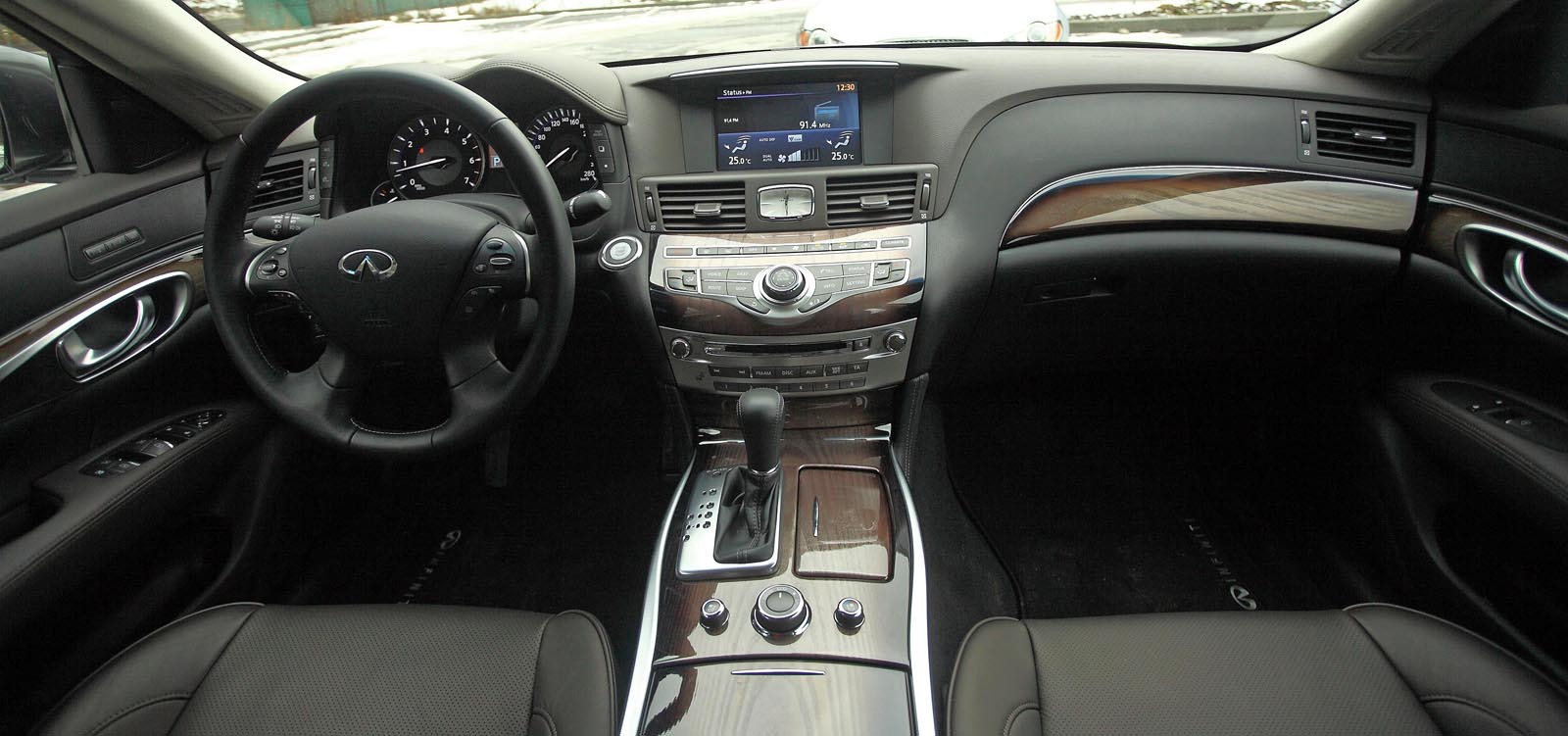 Infiniti M are un interior conventional de berlina luxoasa, cu o ambianta mai calda