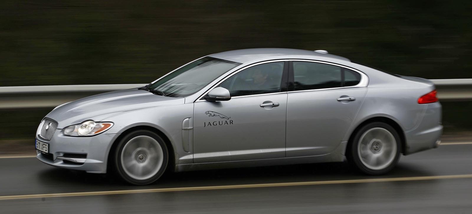 Jaguar XF D S are un motor diesel V6 de 275 CP, cu 37 CP mai mult decat Infiniti M30d