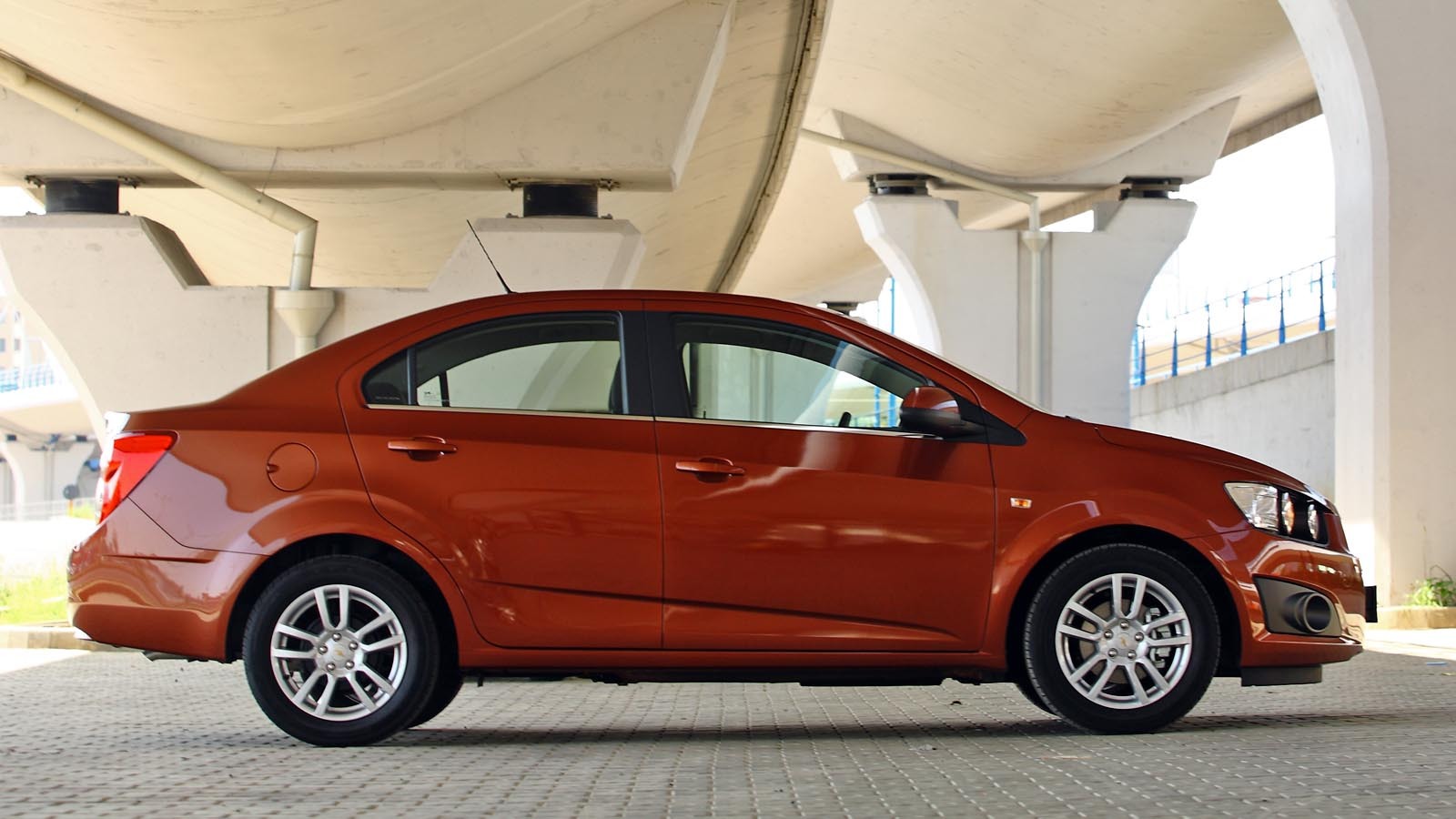 Chevrolet Aveo Sedan: lungime 4,4 metri, latime 1,74 metri, inaltime 1,52 metri