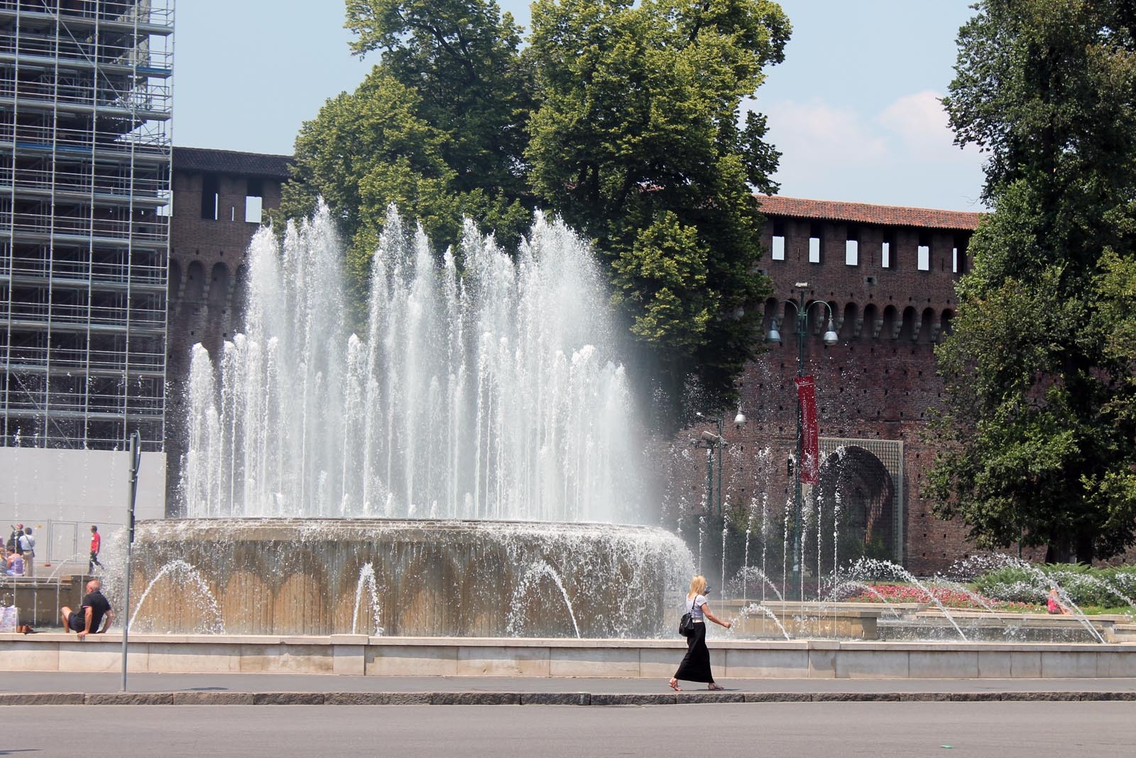 In fata Castelului Sforzesco e o mare fantana arteziana. Nu o folositi!