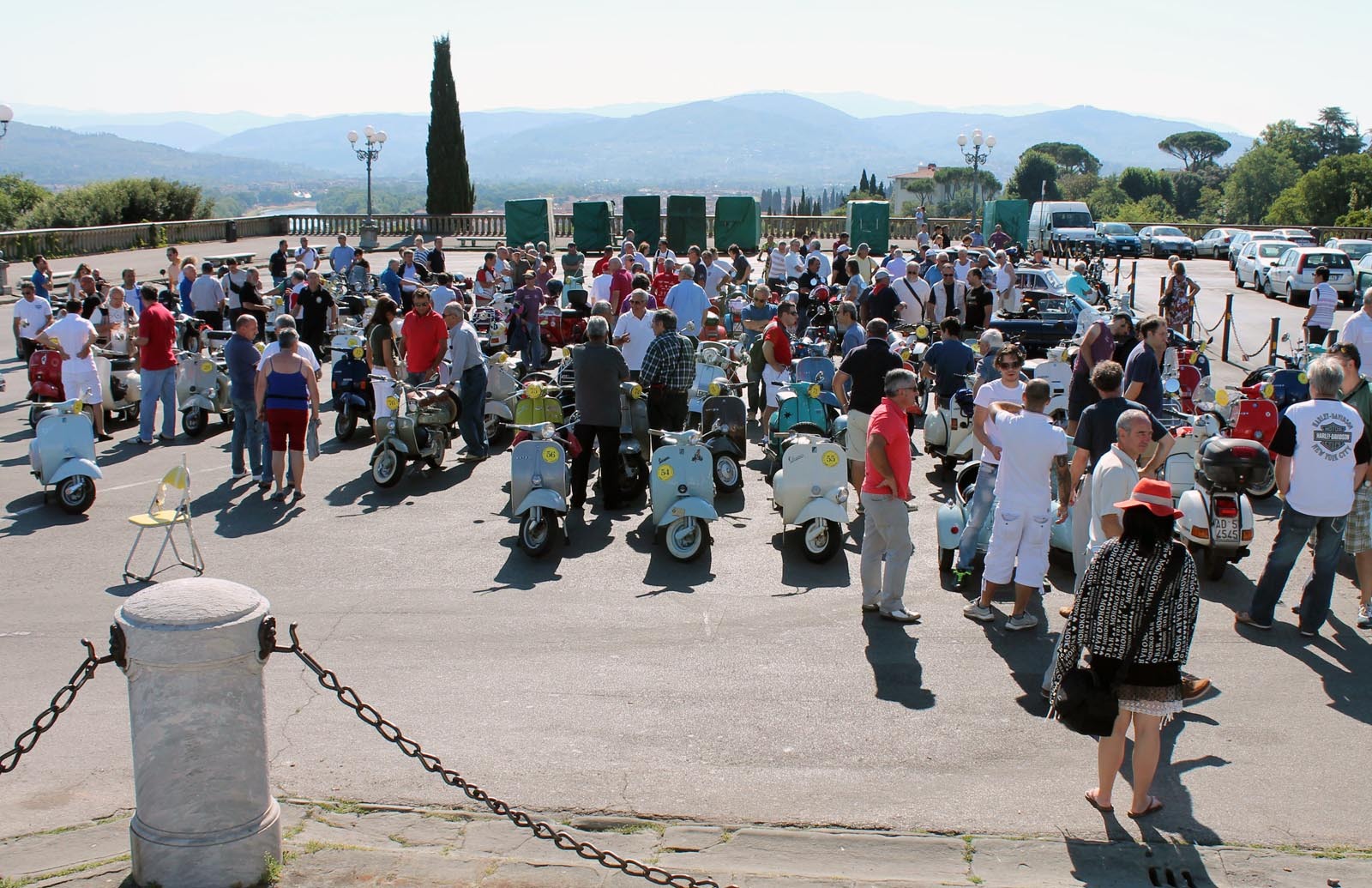 Adunare-surpriza a clubului local de fani Vespa. Lipsa doar zumzaitul!