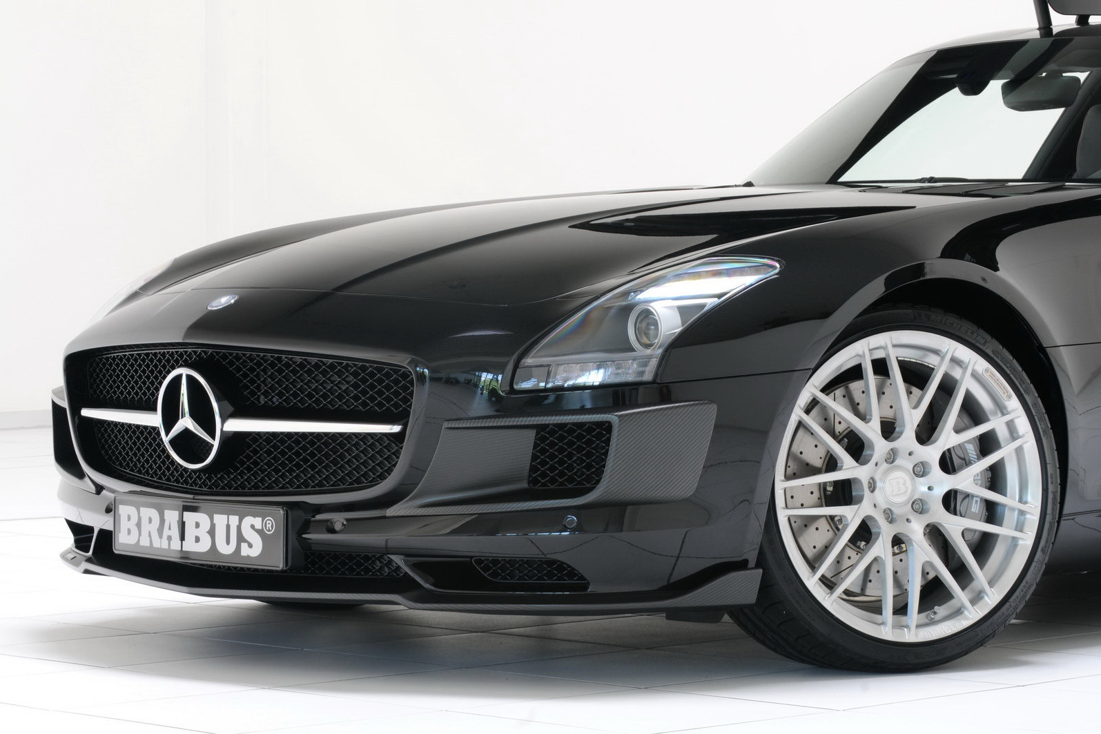 Brabus SLS AMG are un spoiler frontal mai agresiv, cu fante din fibra de carbon