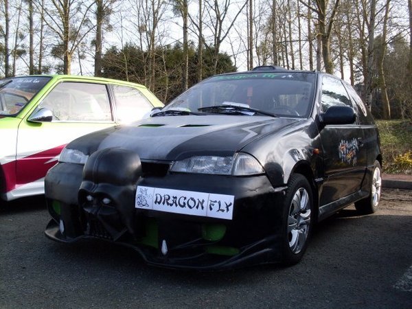 Masina din imagini este un Suzuki Swift in doua usi, generatia produsa intre 1988 si 1994